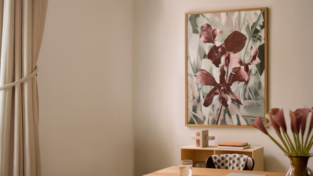 peinture à l'huile d'orchidées rouge bordeaux par Manifa Kind dans une belle salle à manger beige