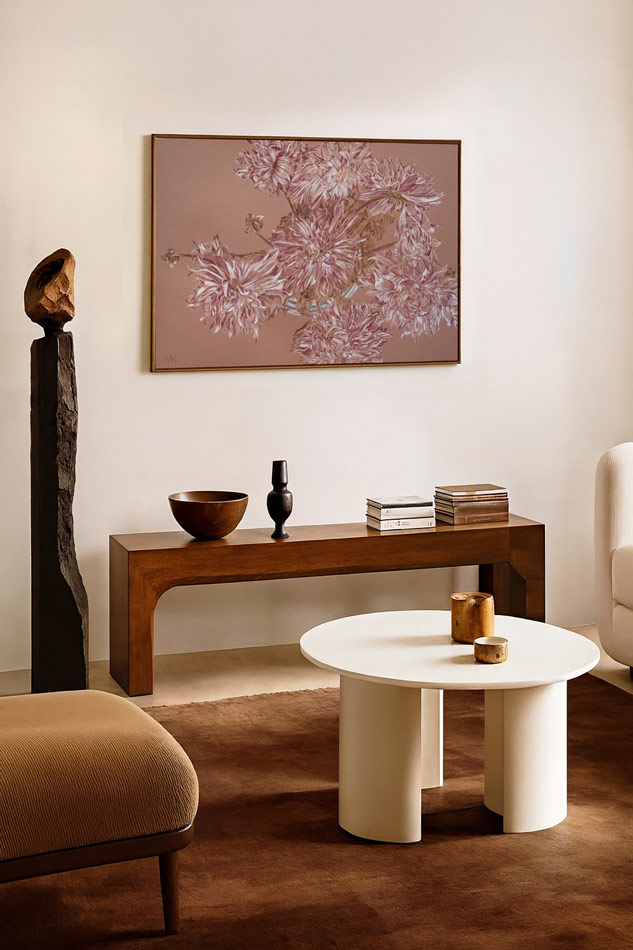 Dessin au pastel sec de dahlias par Manifa Kind, encadré dans un beau salon au couleurs brunes.