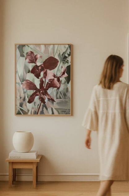 peinture à l'huile d'orchidées rouge bordeaux par Manifa Kind dans une belle salle à manger beige