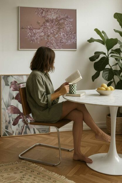 Dessin au pastel sec de dahlias par Manifa Kind, encadré dans un beau salon.