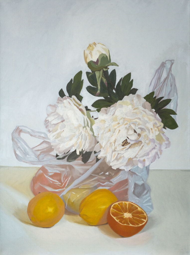 peinture à l'huile de pivoines blancs et d'agrumes dans un sac plastique sur un fond bleu par Manifa Kind